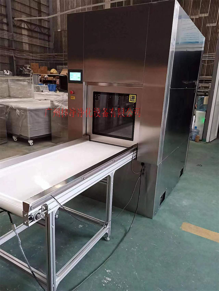 輸送帶傳遞窗還可吹淋被傳遞物品的表面，防止物品可能攜帶塵埃進入潔凈室。